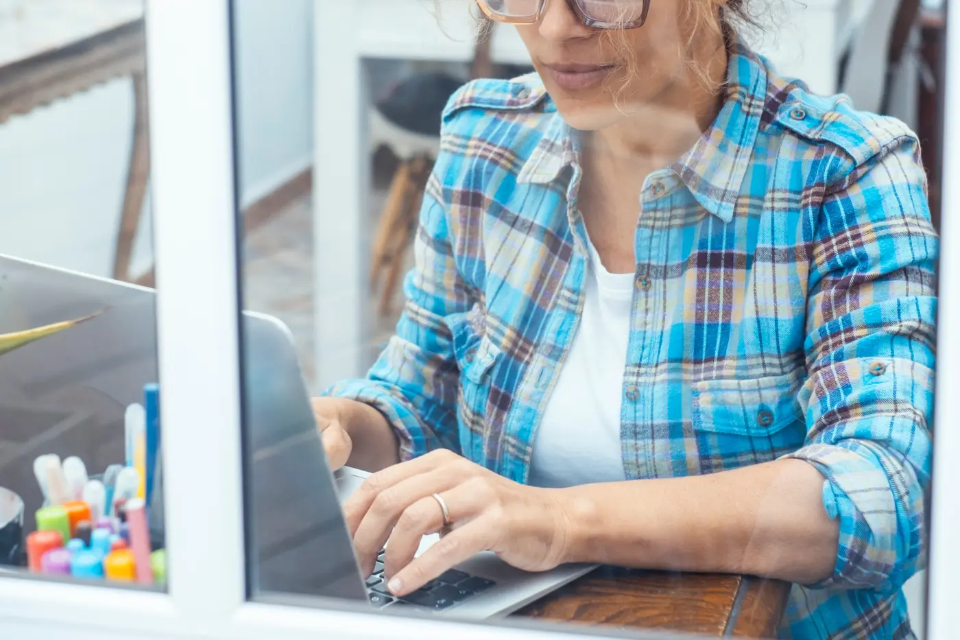Customer using a laptop in a connected workspace while comparing printer options